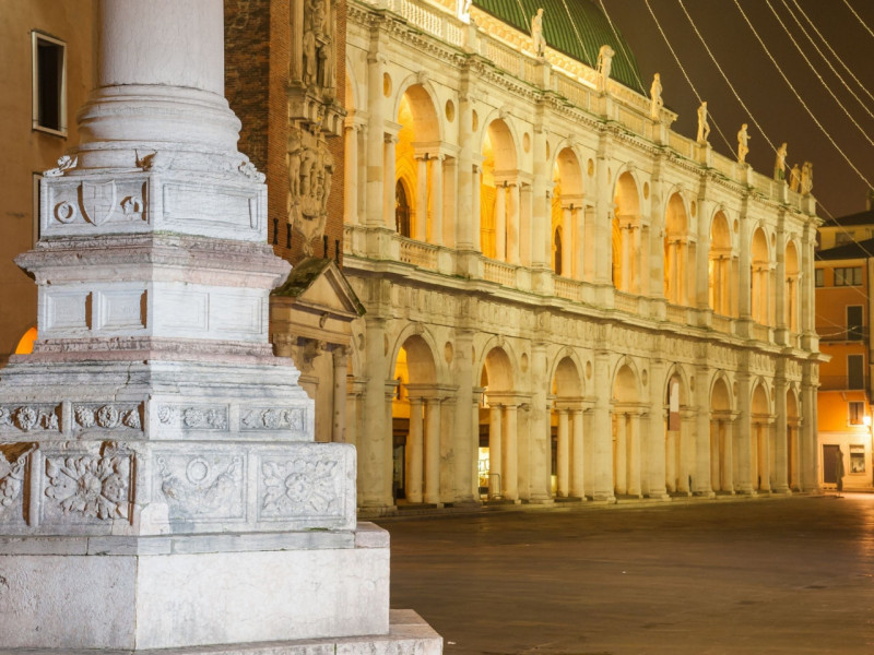 Scopri questo straordinario ufficio situato nel cuore del centro storico di Vicenza, un'area ricc...