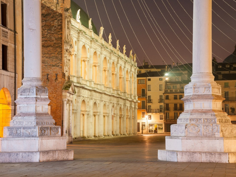 Scopri questo straordinario ufficio situato nel cuore del centro storico di Vicenza, un'area ricc...