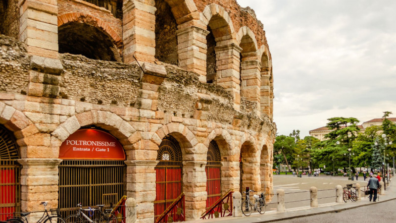 Nel suggestivo scenario del centro storico di Verona, a pochi passi dall’Arena e dalle principali...