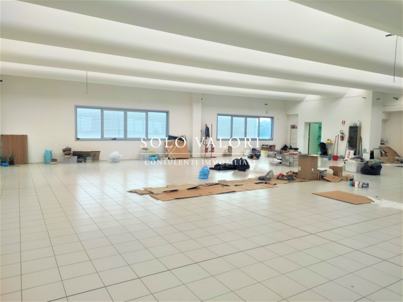 Rif. D147 (per info 338 9387816 Matteo)

Capannone su tre livelli, in zona artigianale e lungo st...