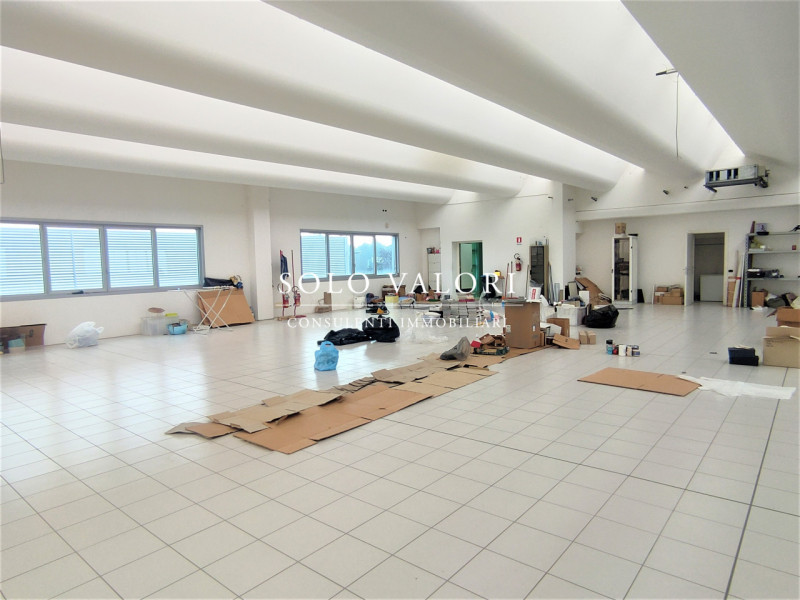 Rif. D147 (per info 338 9387816 Matteo)

Capannone su tre livelli, in zona artigianale e lungo st...