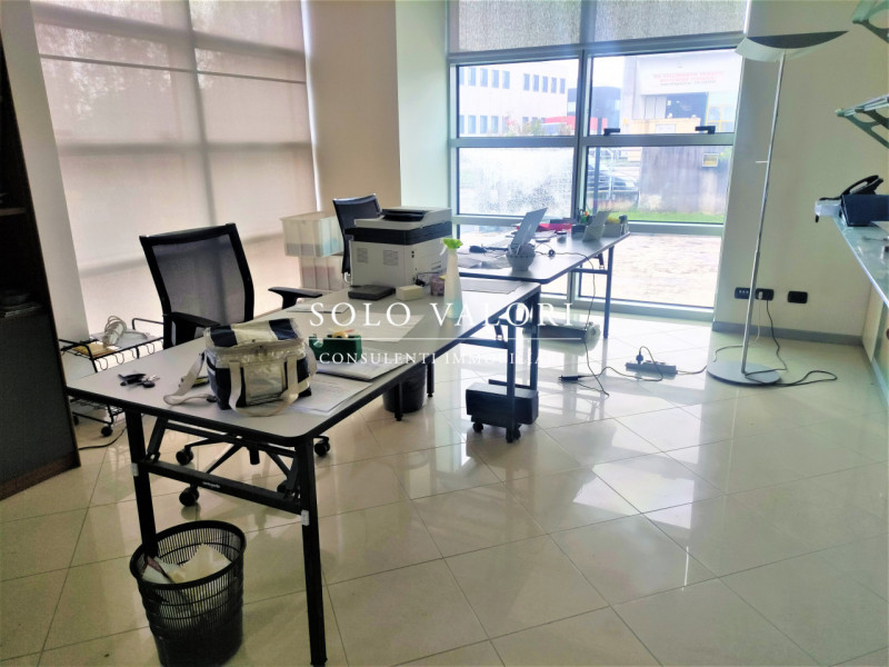 Rif. D147 (per info 338 9387816 Matteo)

Capannone su tre livelli, in zona artigianale e lungo st...