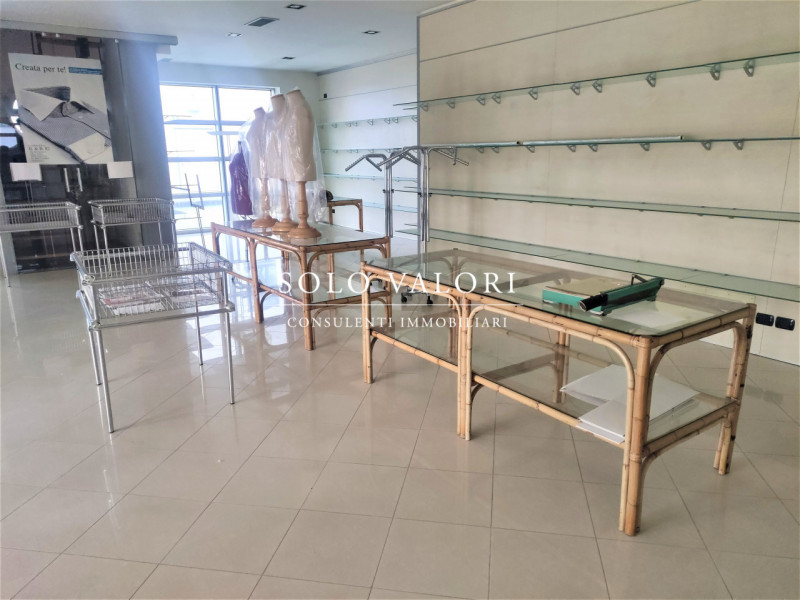 Rif. D147 (per info 338 9387816 Matteo)

Capannone su tre livelli, in zona artigianale e lungo st...