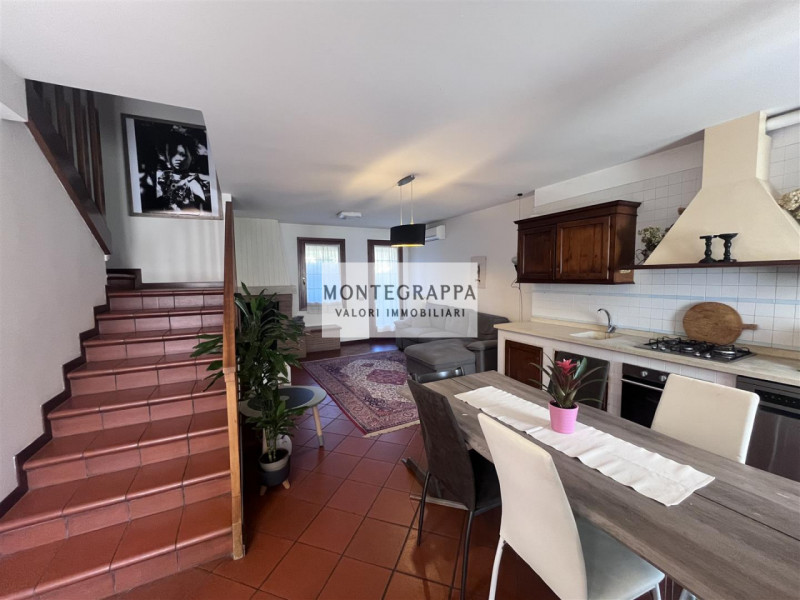 In una delle zone più tranquille e residenziali di Treville, proponiamo in vendita un'elegante vi...