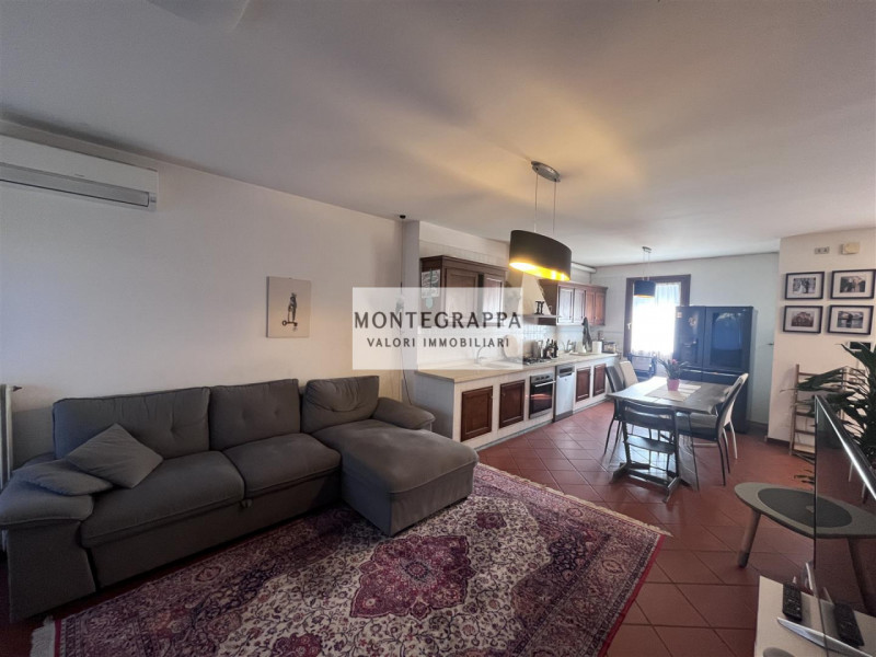 In una delle zone più tranquille e residenziali di Treville, proponiamo in vendita un'elegante vi...