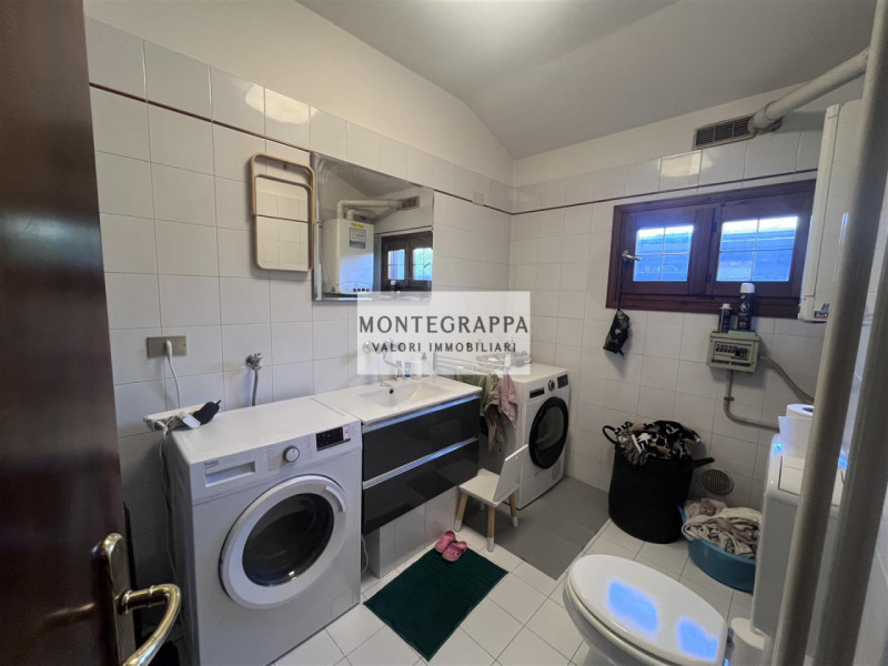 In una delle zone più tranquille e residenziali di Treville, proponiamo in vendita un'elegante vi...