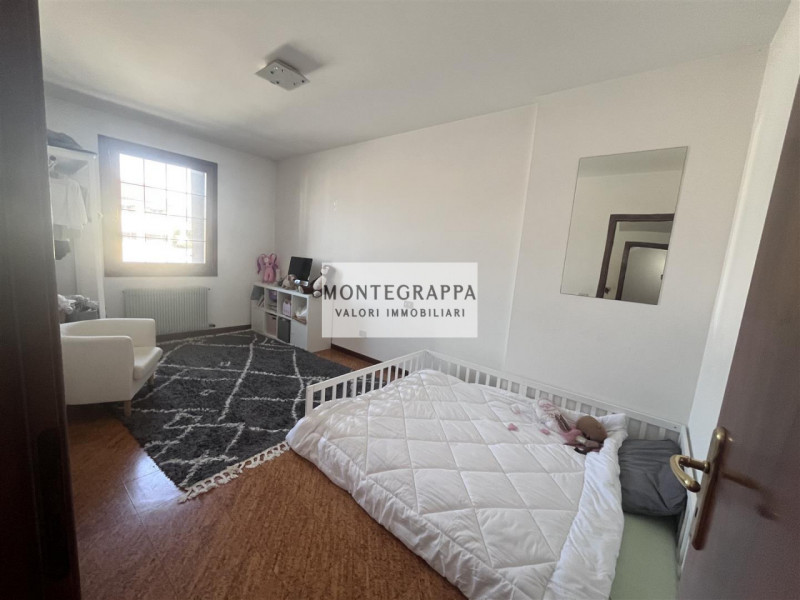 In una delle zone più tranquille e residenziali di Treville, proponiamo in vendita un'elegante vi...