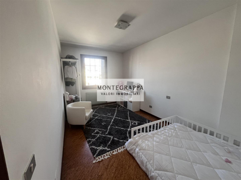 In una delle zone più tranquille e residenziali di Treville, proponiamo in vendita un'elegante vi...