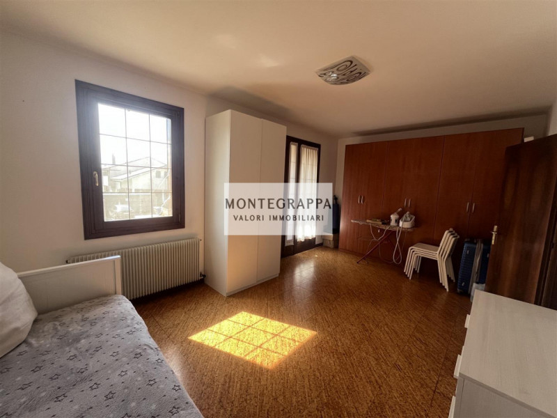 In una delle zone più tranquille e residenziali di Treville, proponiamo in vendita un'elegante vi...