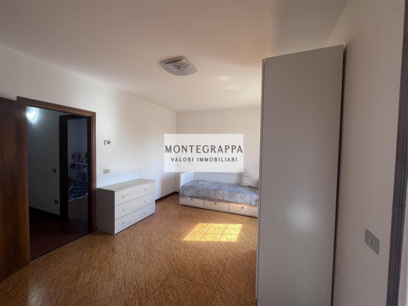 In una delle zone più tranquille e residenziali di Treville, proponiamo in vendita un'elegante vi...