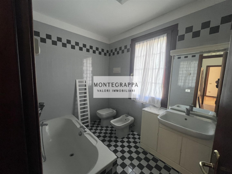 In una delle zone più tranquille e residenziali di Treville, proponiamo in vendita un'elegante vi...