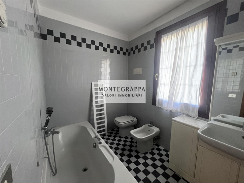 In una delle zone più tranquille e residenziali di Treville, proponiamo in vendita un'elegante vi...