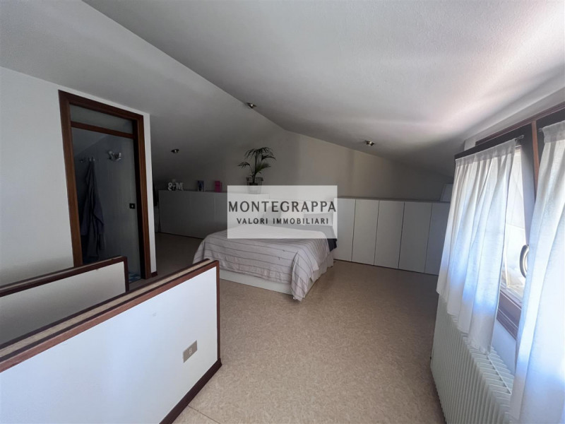 In una delle zone più tranquille e residenziali di Treville, proponiamo in vendita un'elegante vi...