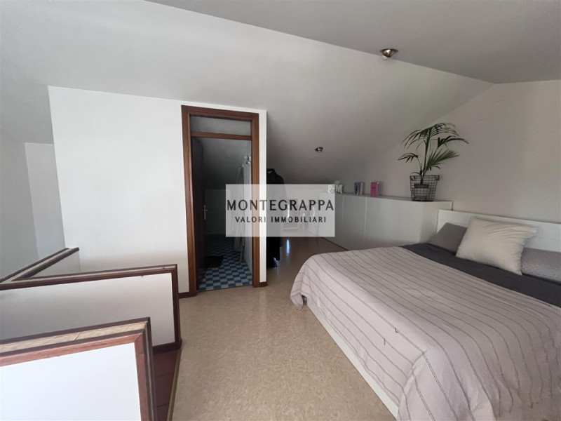 In una delle zone più tranquille e residenziali di Treville, proponiamo in vendita un'elegante vi...