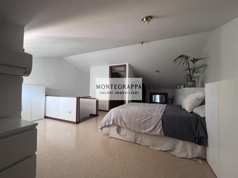 In una delle zone più tranquille e residenziali di Treville, proponiamo in vendita un'elegante vi...