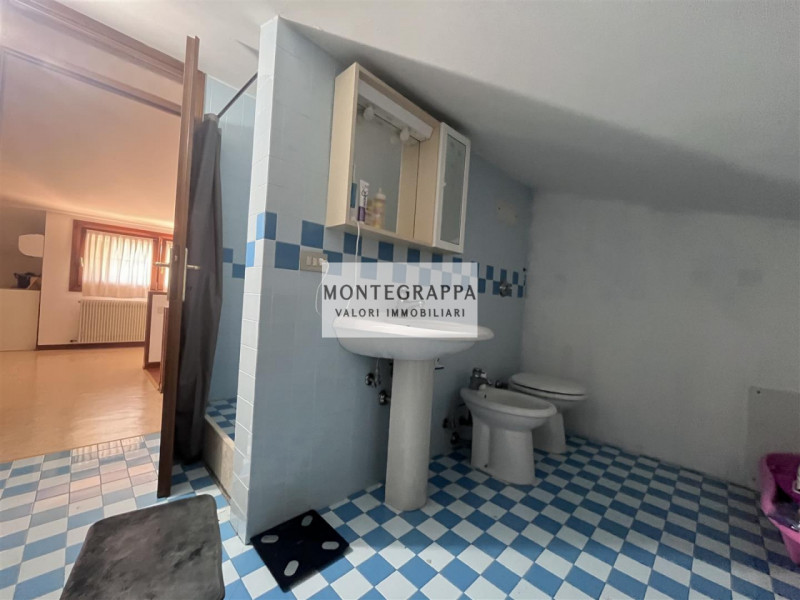 In una delle zone più tranquille e residenziali di Treville, proponiamo in vendita un'elegante vi...