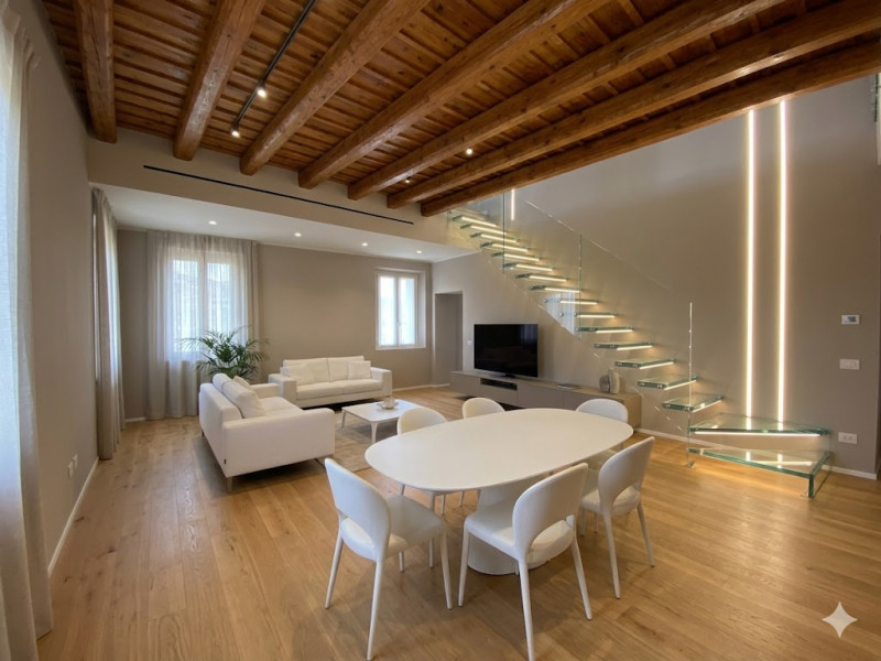 Scopri questo affascinante appartamento duplex situato nel Centro Storico di Vicenza, una delle c...