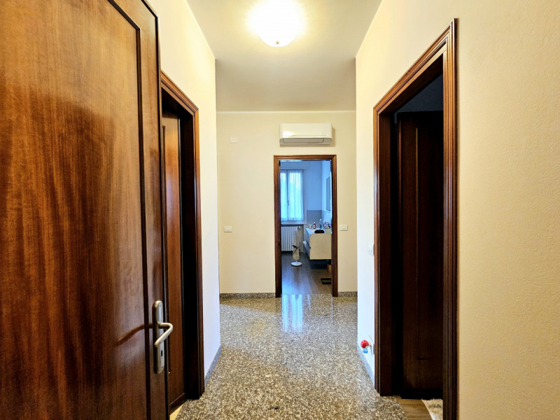 Proponiamo in affitto a Monselice, in una zona vicina al centro, spazioso appartamento al secondo...