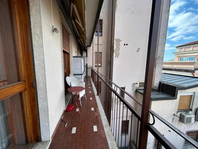 VIALE ROMA 

Inserito in una zona bene abitata, zona centrale, vicino al centro storico e ben ser...