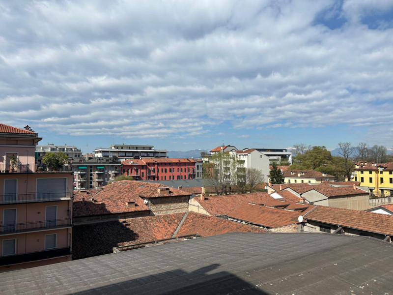 VIALE ROMA 

Inserito in una zona bene abitata, zona centrale, vicino al centro storico e ben ser...