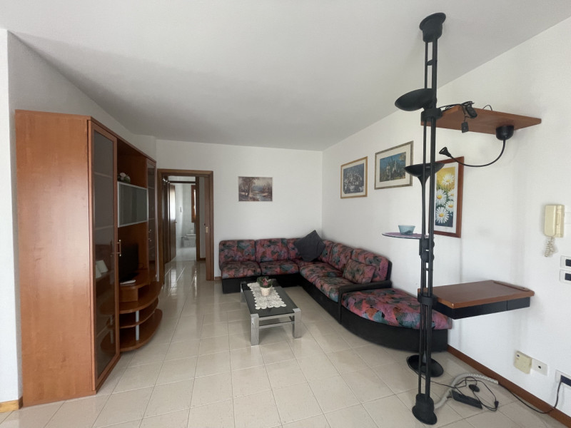 Luminoso appartamento trilocale arredato, con una superficie di 89 mq.
L'immobile si presenta in ...