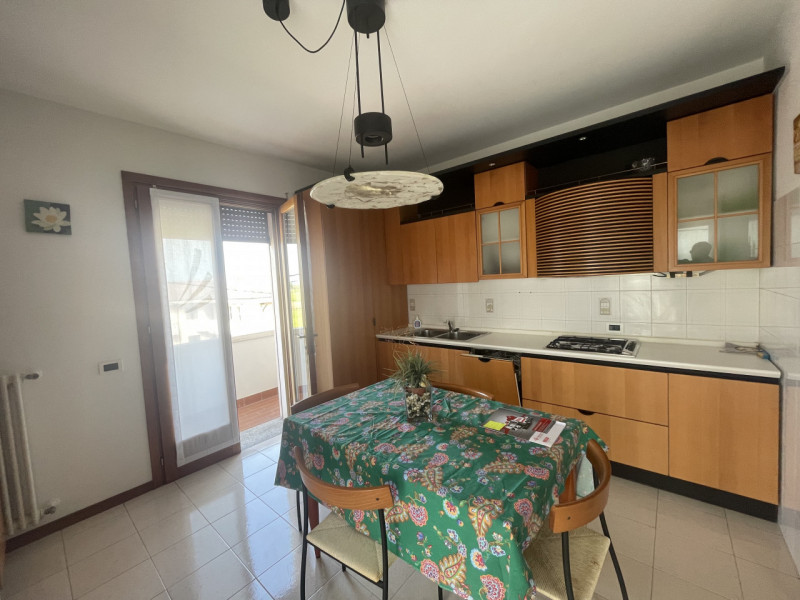 Luminoso appartamento trilocale arredato, con una superficie di 89 mq.
L'immobile si presenta in ...