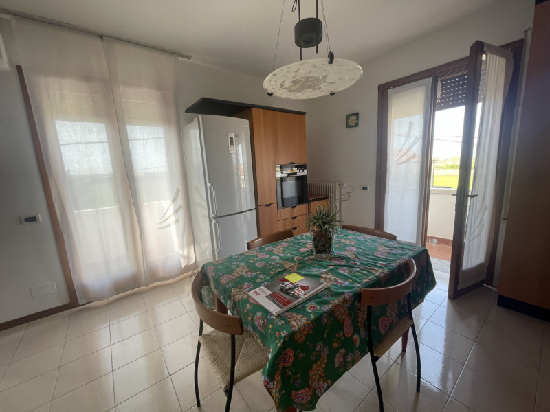 Luminoso appartamento trilocale arredato, con una superficie di 89 mq.
L'immobile si presenta in ...