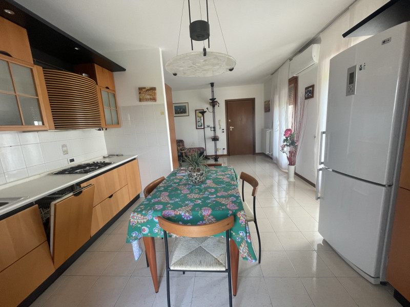 Luminoso appartamento trilocale arredato, con una superficie di 89 mq.
L'immobile si presenta in ...