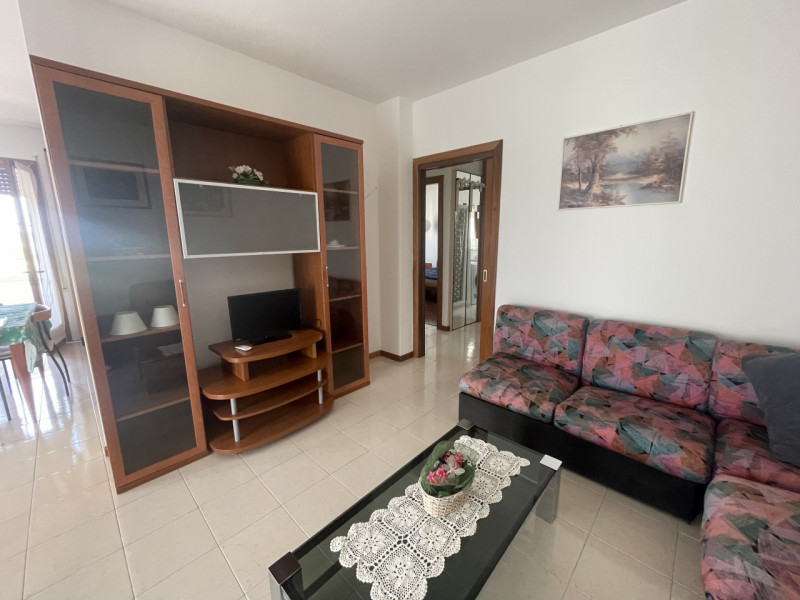 Luminoso appartamento trilocale arredato, con una superficie di 89 mq.
L'immobile si presenta in ...