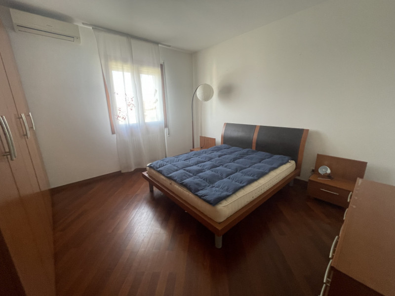 Luminoso appartamento trilocale arredato, con una superficie di 89 mq.
L'immobile si presenta in ...