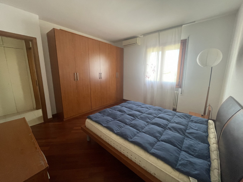 Luminoso appartamento trilocale arredato, con una superficie di 89 mq.
L'immobile si presenta in ...