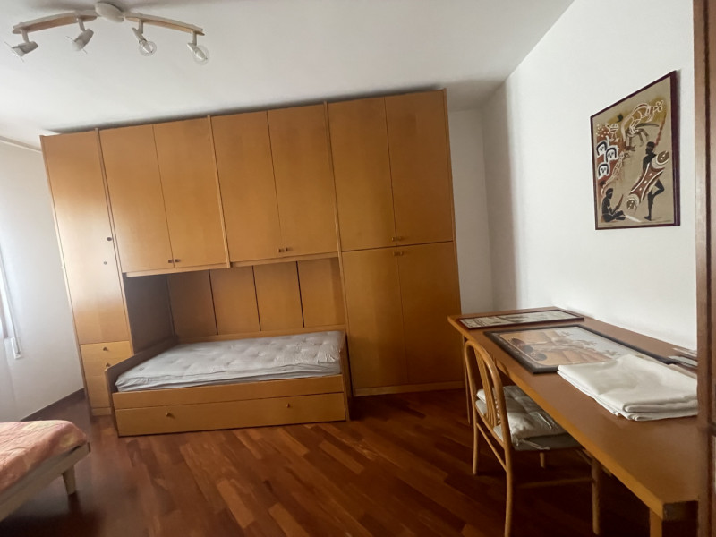 Luminoso appartamento trilocale arredato, con una superficie di 89 mq.
L'immobile si presenta in ...