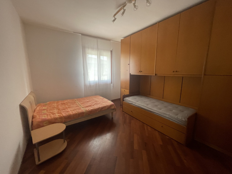 Luminoso appartamento trilocale arredato, con una superficie di 89 mq.
L'immobile si presenta in ...