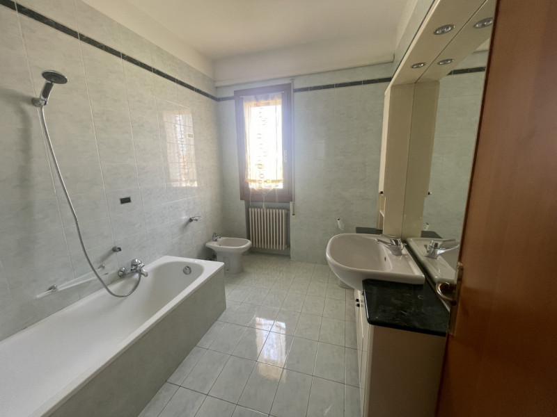 Luminoso appartamento trilocale arredato, con una superficie di 89 mq.
L'immobile si presenta in ...