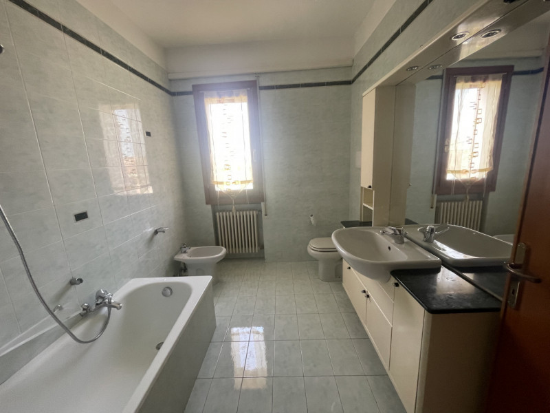 Luminoso appartamento trilocale arredato, con una superficie di 89 mq.
L'immobile si presenta in ...