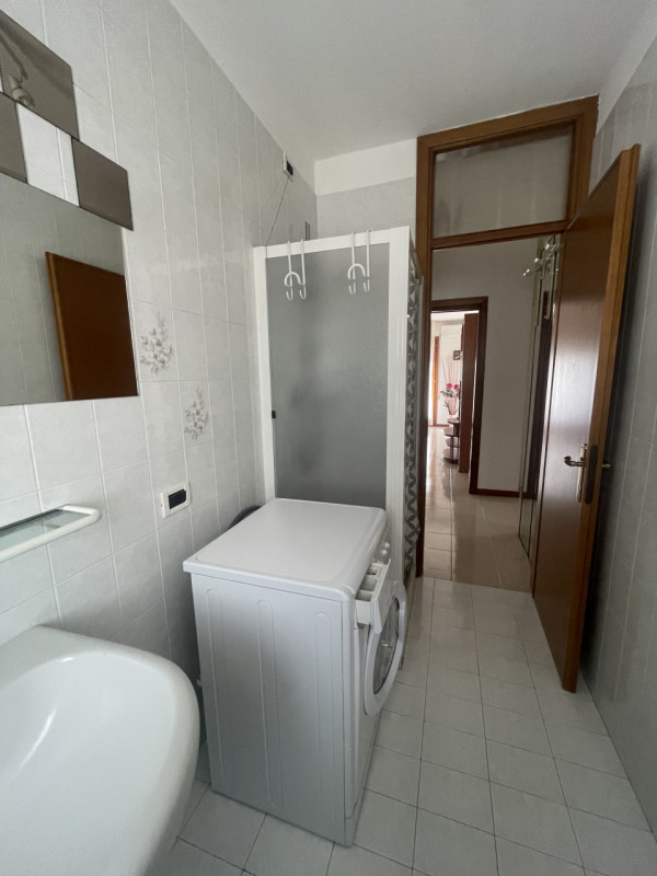 Luminoso appartamento trilocale arredato, con una superficie di 89 mq.
L'immobile si presenta in ...