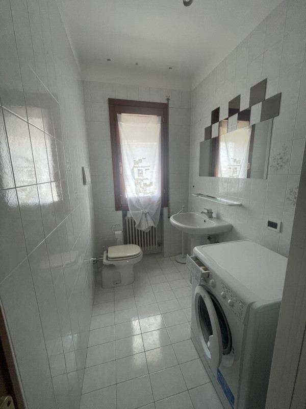 Luminoso appartamento trilocale arredato, con una superficie di 89 mq.
L'immobile si presenta in ...