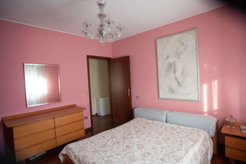 Nel cuore di Ponte di Brenta, in un contesto riservato e tranquillo su strada chiusa, proponiamo ...