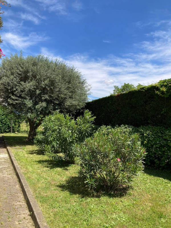 Nel cuore di Ponte di Brenta, in un contesto riservato e tranquillo su strada chiusa, proponiamo ...