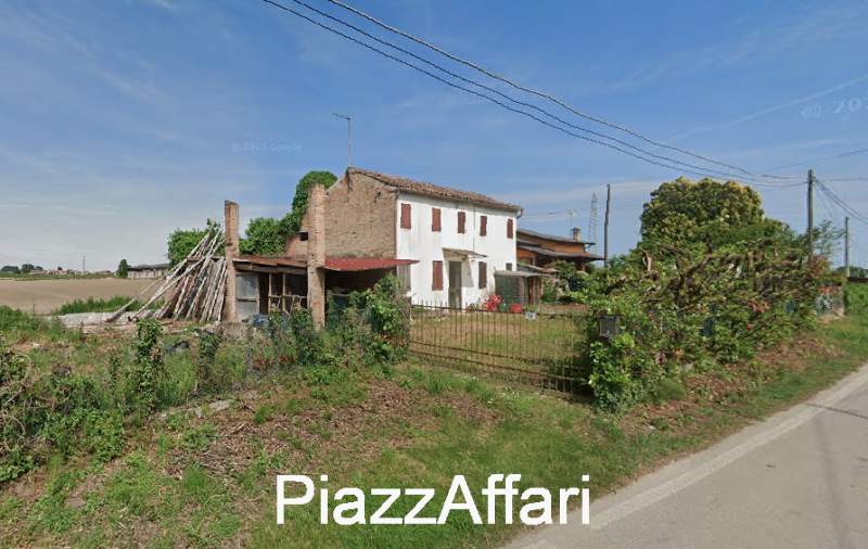 In zona di campagna, a poco più di 1 Km dal centro della frazione Campagnola, proponiamo in vendi...