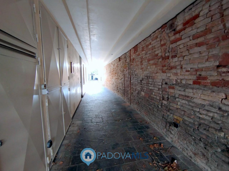 Immobile in esclusiva al Gruppo Padova MLS
ELEGANTE MINI ARREDATO CON POSTO AUTO VIC.ZE PRATO DEL...