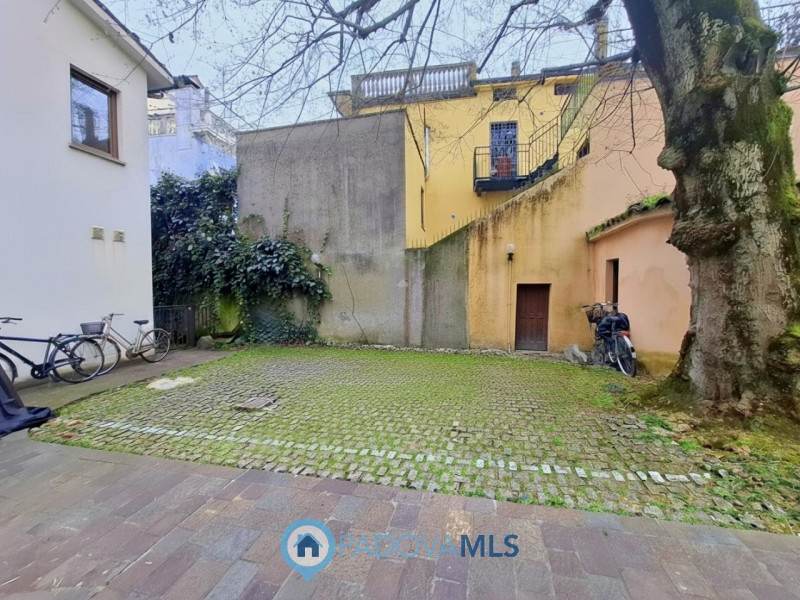 Immobile in esclusiva al Gruppo Padova MLS
ELEGANTE MINI ARREDATO CON POSTO AUTO VIC.ZE PRATO DEL...