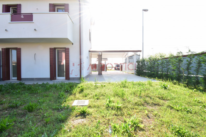 Comune di CODEVIGO - Moderna e luminosa porzione di testa con ingresso indipendente e senza spese...