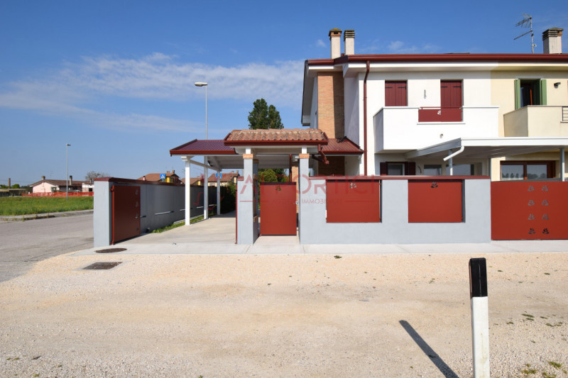 Comune di CODEVIGO - Moderna e luminosa porzione di testa con ingresso indipendente e senza spese...