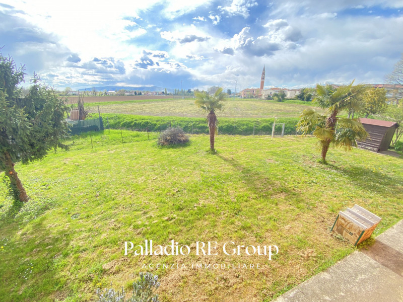 Nel cuore verdeggiante di Grumolo delle Abbadesse, in posizione centrale ma tranquilla, proponiam...