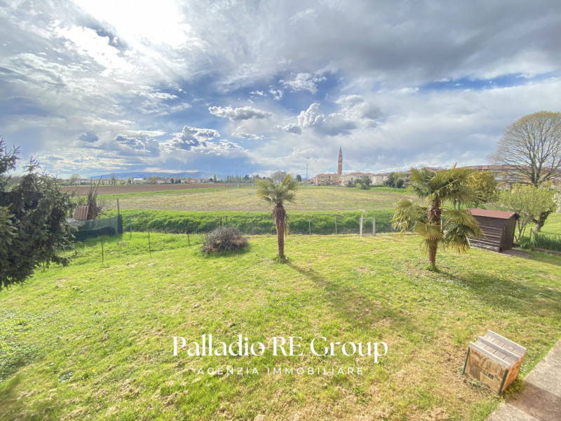 Nel cuore verdeggiante di Grumolo delle Abbadesse, in posizione centrale ma tranquilla, proponiam...