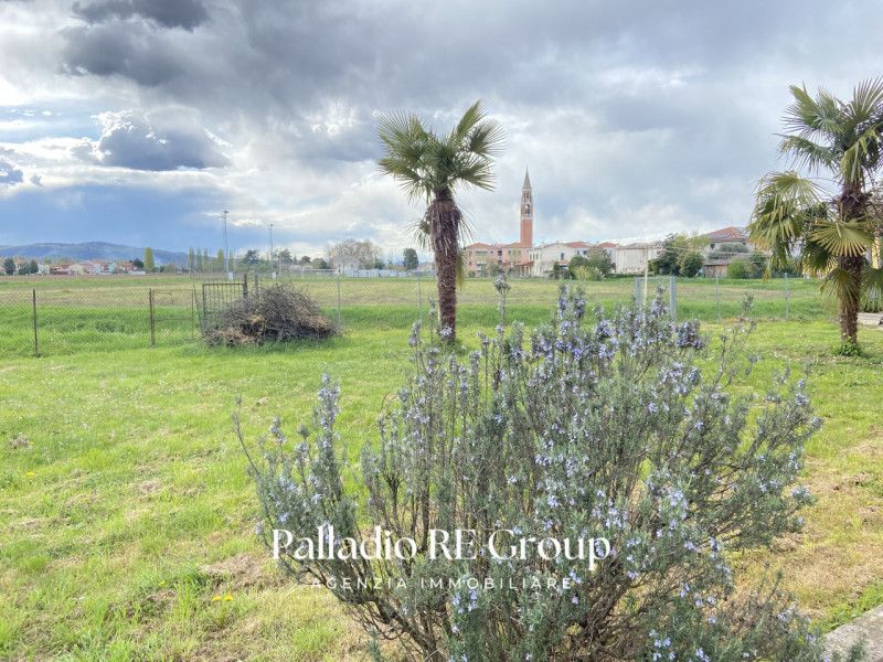 Nel cuore verdeggiante di Grumolo delle Abbadesse, in posizione centrale ma tranquilla, proponiam...
