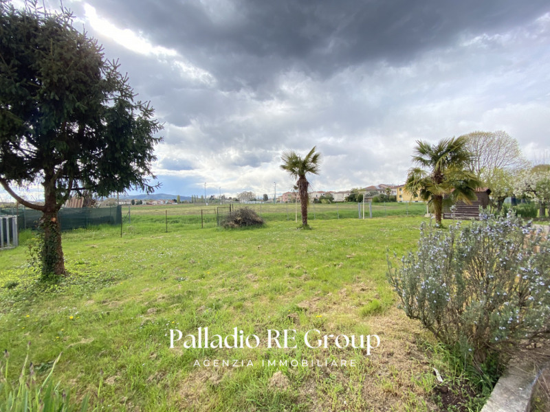 Nel cuore verdeggiante di Grumolo delle Abbadesse, in posizione centrale ma tranquilla, proponiam...