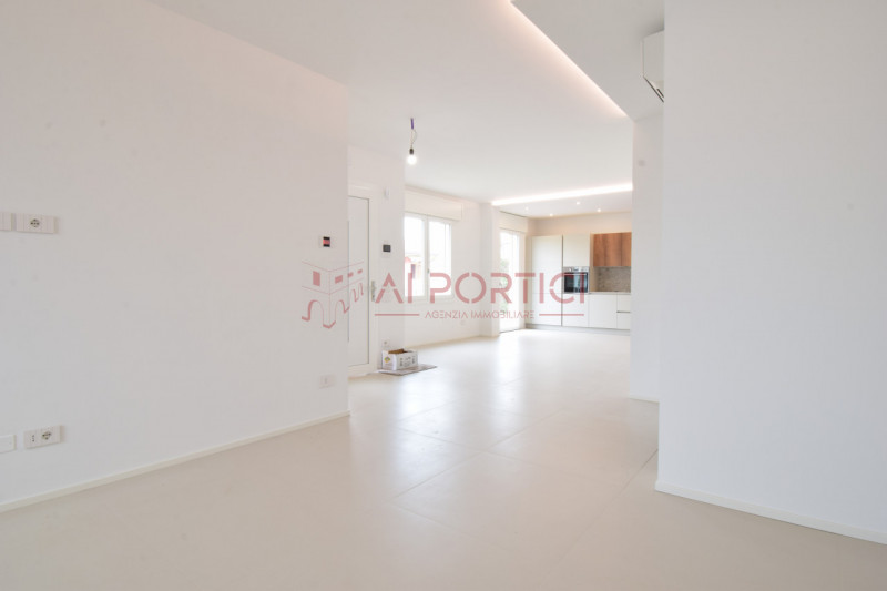 Campagnola di BRUGINE - introvabile porzione di BIFAMILIARE ristrutturata, moderna e luminosa. L'...