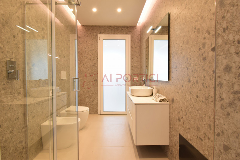 Campagnola di BRUGINE - introvabile porzione di BIFAMILIARE ristrutturata, moderna e luminosa. L'...